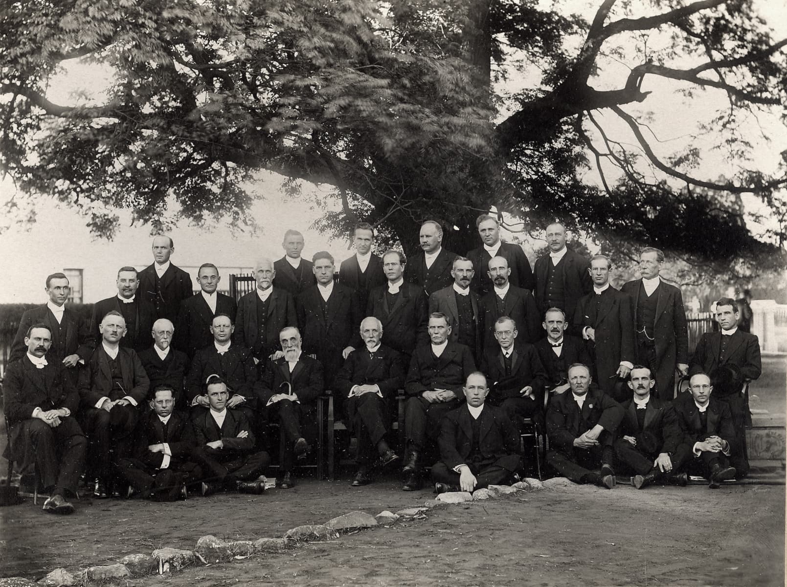 Die sinode van 1924, bymekaar onder dieselfde seringboom te Rustenburg.