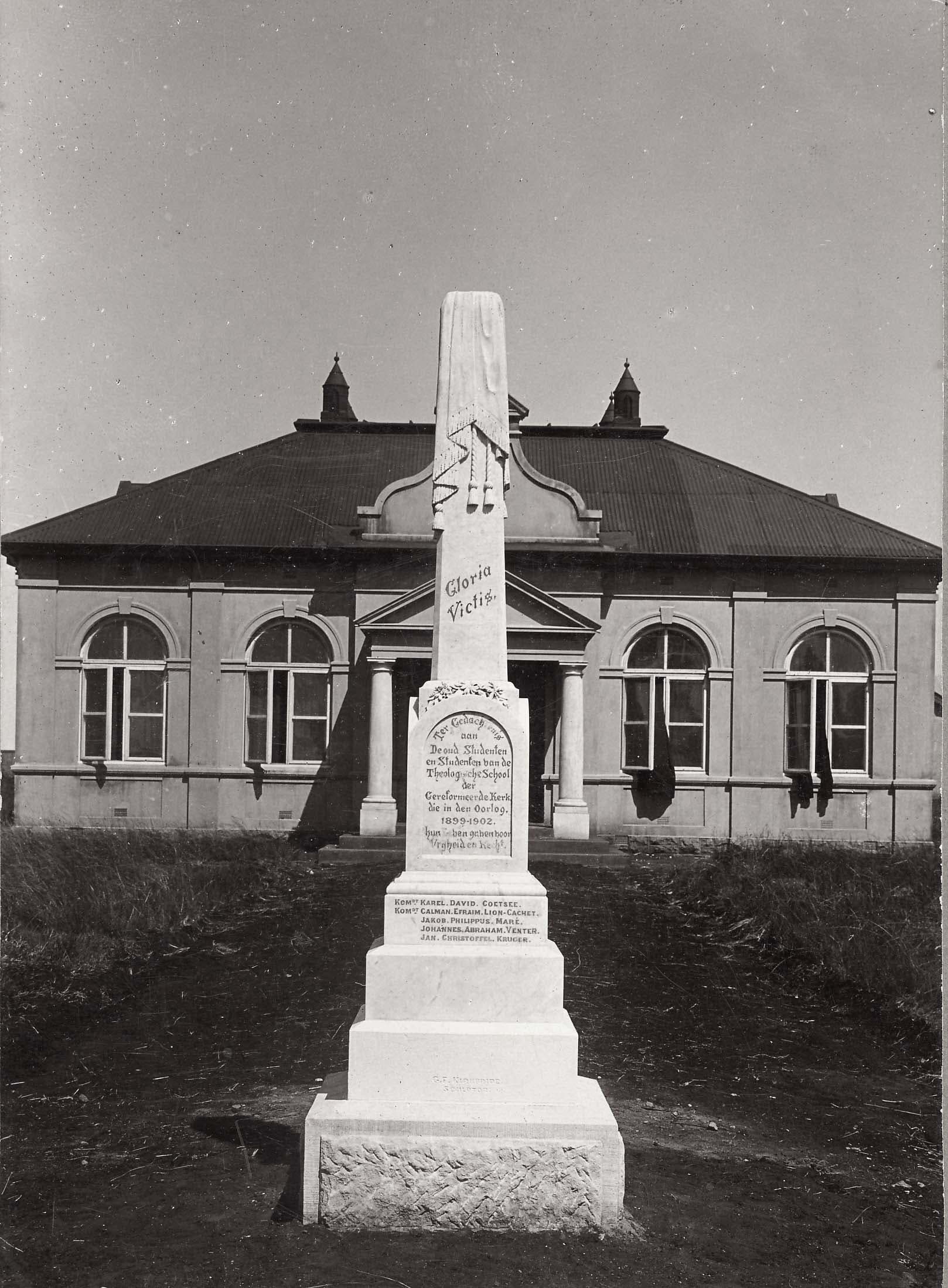 Albumplaat van die monument vir die Burgersdorpse studente wat in die Tweede Anglo-Boereoorlog gesneuwel het, 1916.