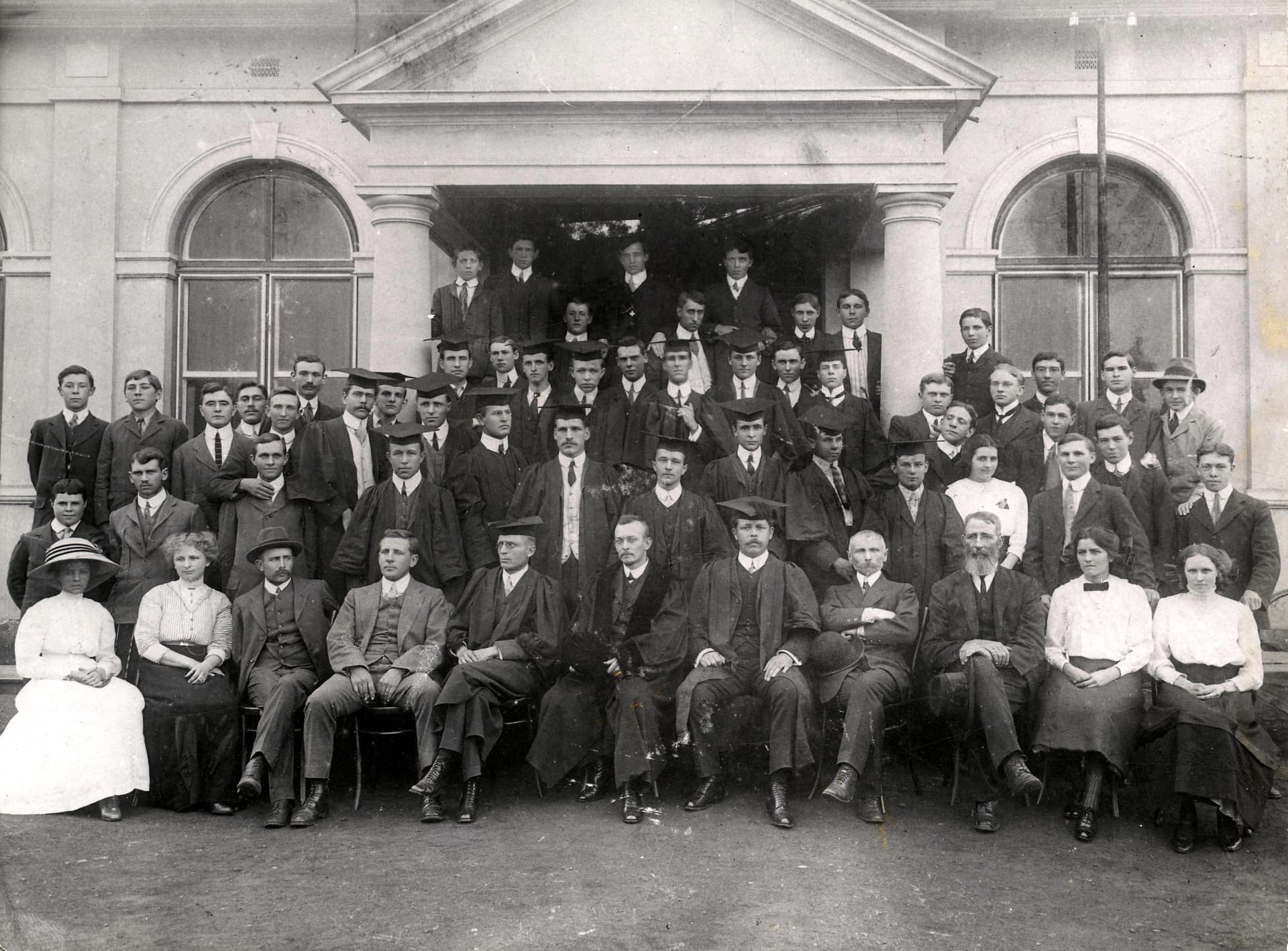 Students and staff before the first building in Potchefstroom, 1913.
