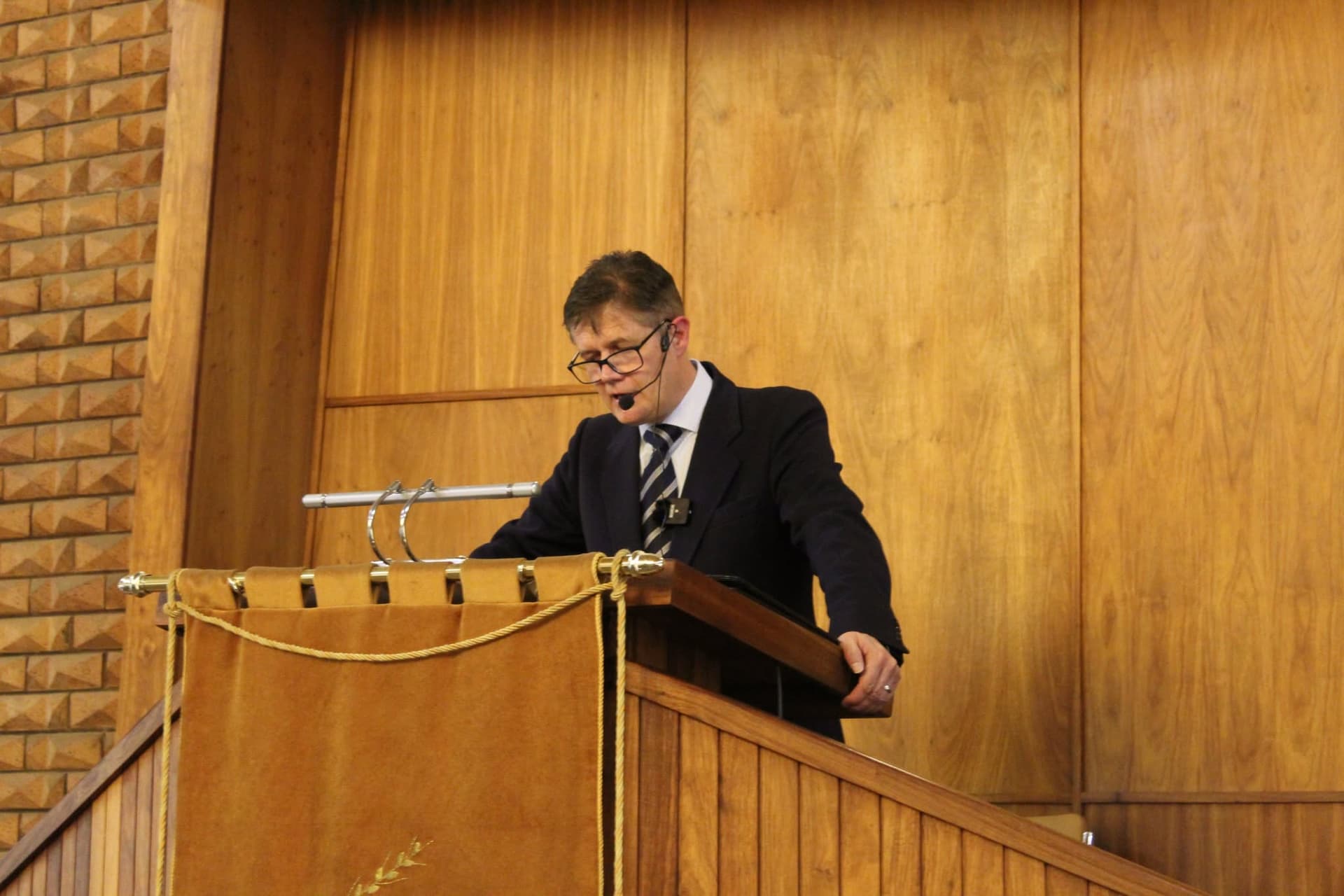 Dr. Victor d'Assonville op die kansel.