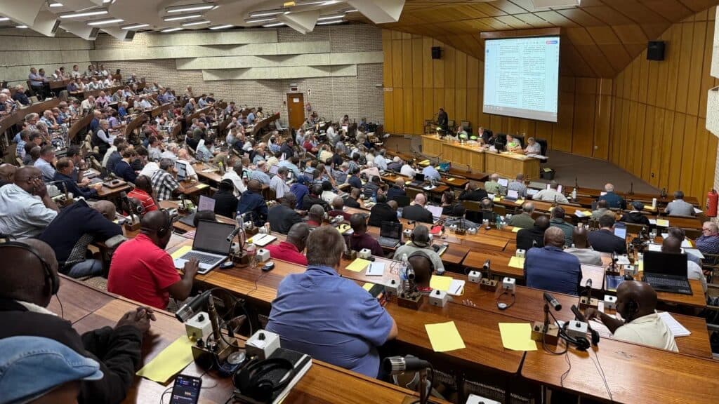 Afgevaardigdes van die Algemene Sinode 2026 aan hulle banke in die vergadersaal